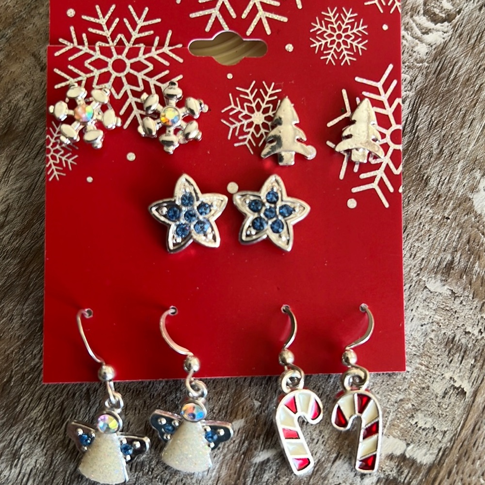 3/$20🎀 5 pair of Christmas earrings ❤️🎄